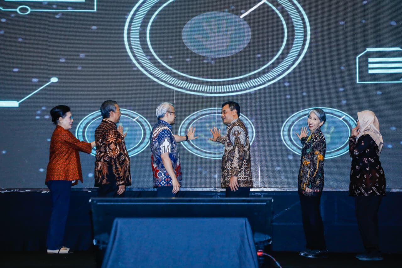 Gubernur Jateng Ahmad Luthfi (tiga dari kanan) hadiri peluncuran sekaligus peringatan Hari Kesehatan Nasional di Grand Mercure Hotel, Solobaru, Kabupaten Sukoharjo, Jumat (3/10/2025).