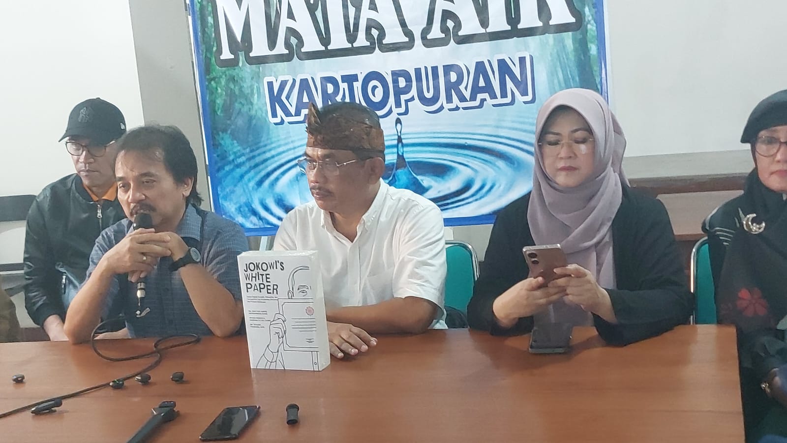 Roy Suryo menghadiri diskusi buku Jokowi&rsquo;s White Paper di Gedung Umat Islam Solo.