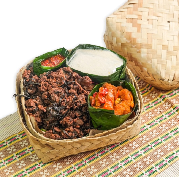 Gudeg Javenir Solo hadir dengan cita rasa gurih ala bangsawan, menu variatif, harga ramah, dan lokasi strategis dekat bandara.