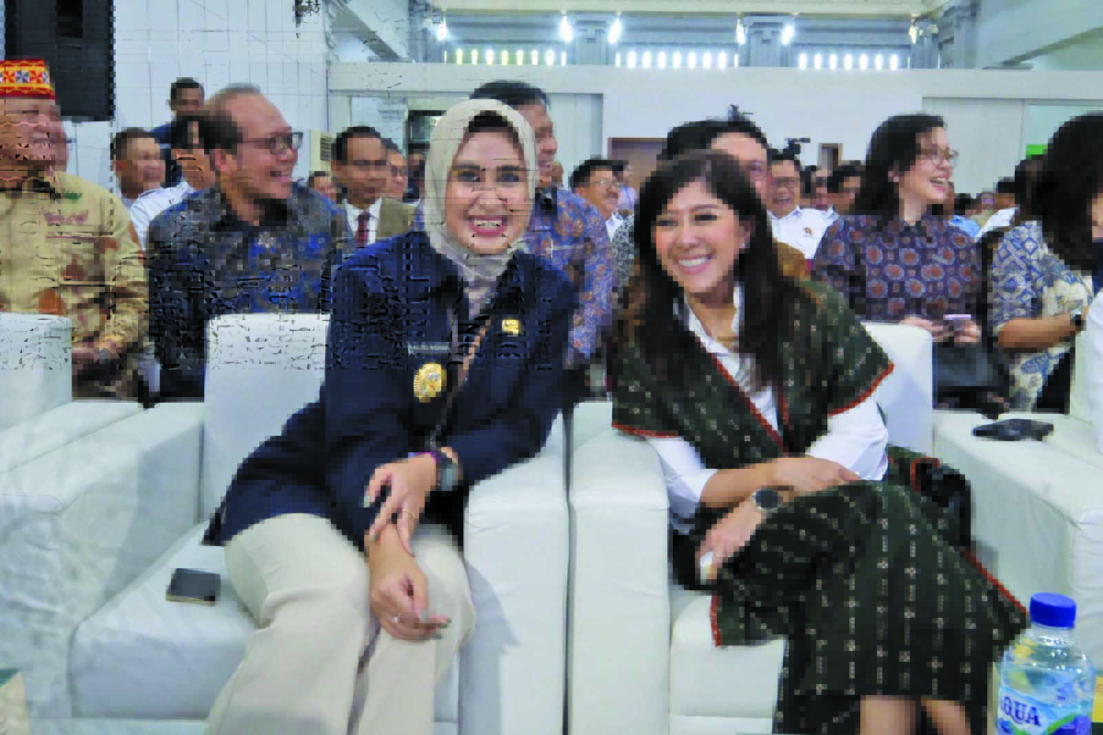 BERSINERGI: Wakil Wali Kota Solo Astrid Widayani (kiri) bersama Menkomdigi, Meutya Hafid saat pengukuhan pengurus PWI Pusat di Monumen Pers Nasional, Sabtu (4/10).