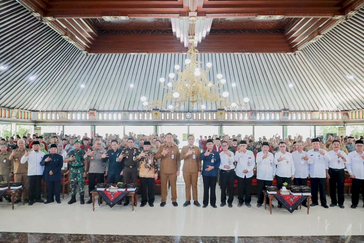 Ketua DPRD Kabupaten Klaten Edy Sasongko (baju batik coklat) saat foto bersama seusai doa bersama untuk kondusifitas wilayah Klaten di Pendapa Pemkab Klaten.