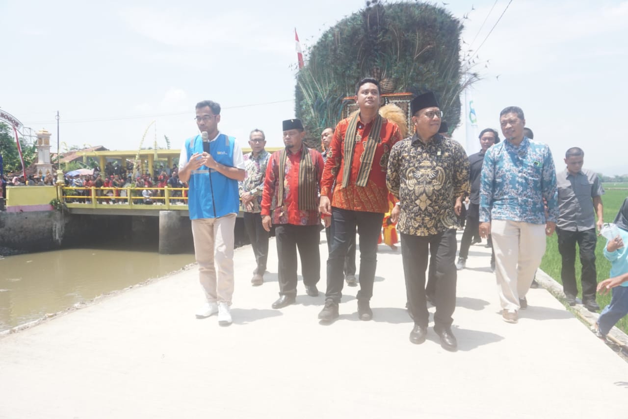 Bupati Klaten Hamenang Wajar Ismoyo saat menandatangani prasasti dan meninjau betonisasi jalan poros Desa Gombang-Pogung-Bogor, Kecamatan Cawas, Minggu (5/10/2025). (Angga Purenda/Radar Solo)