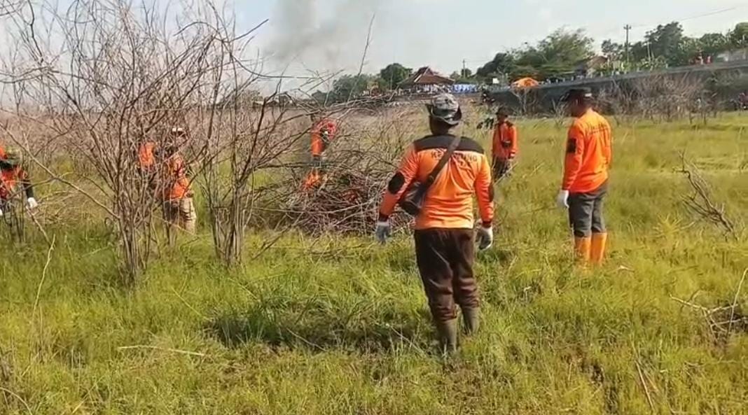 Relawan gabungan memangkas semak dan pohon liar di area Waduk Botok, Kecamatan Kedawung, Sragen, Minggu (5/10/2025). (Ahmad Khairudin/Radar Solo)