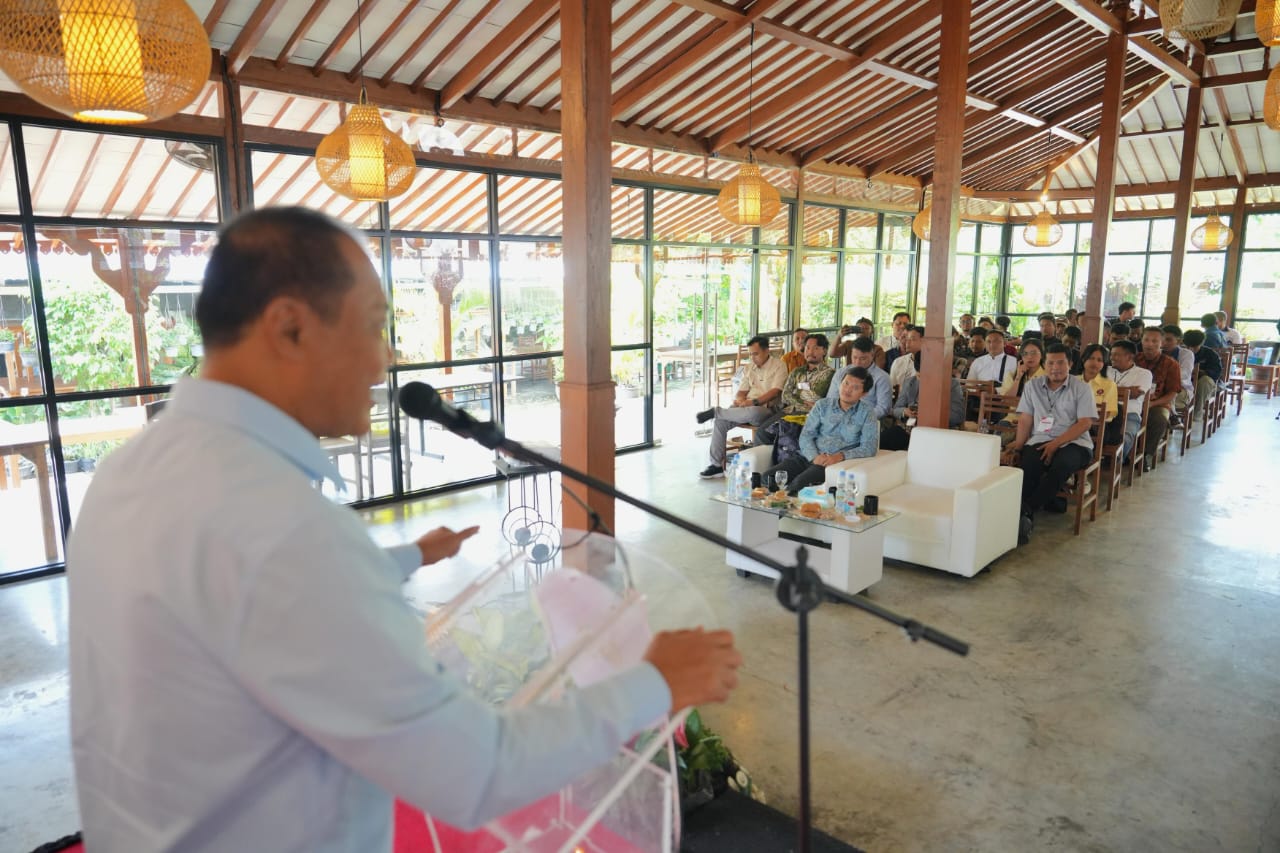 Anggota Komisi X DPR R Juliyatmono sosialisasikan penggunaan AI kepada masyarakat.