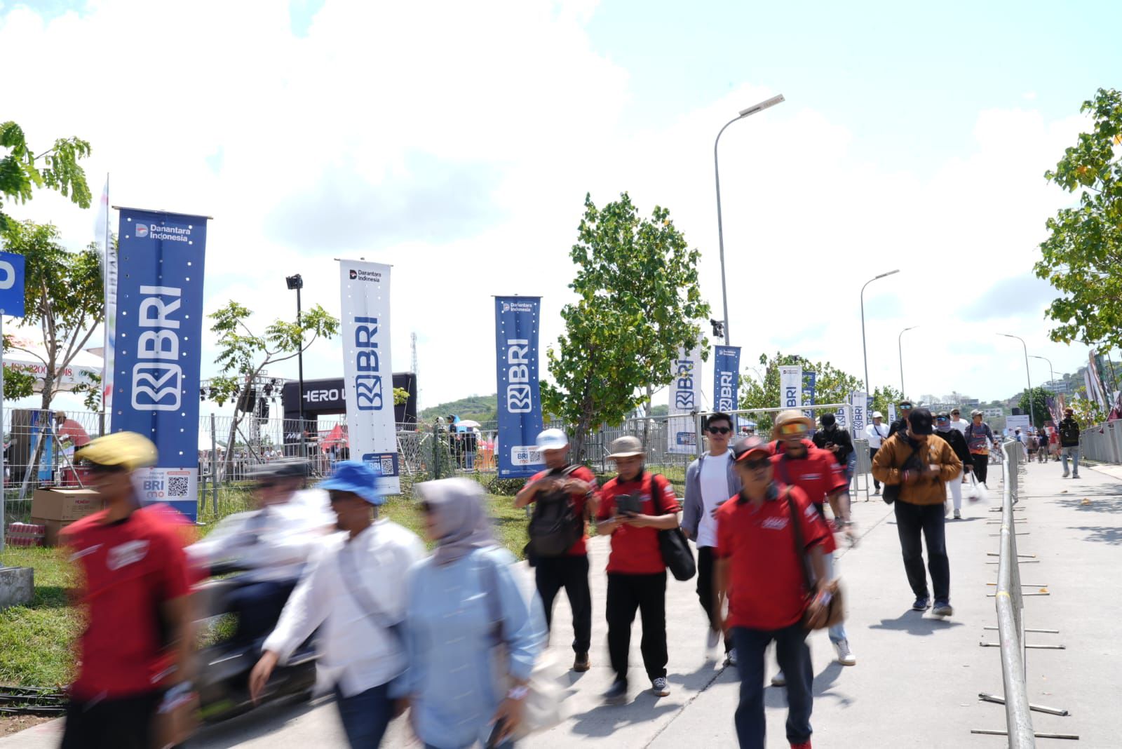 Pelaksanaan event berskala besar seperti MotoGP Mandalika 2025 menciptakan peluang ekonomi di wilayah sekitarnya.