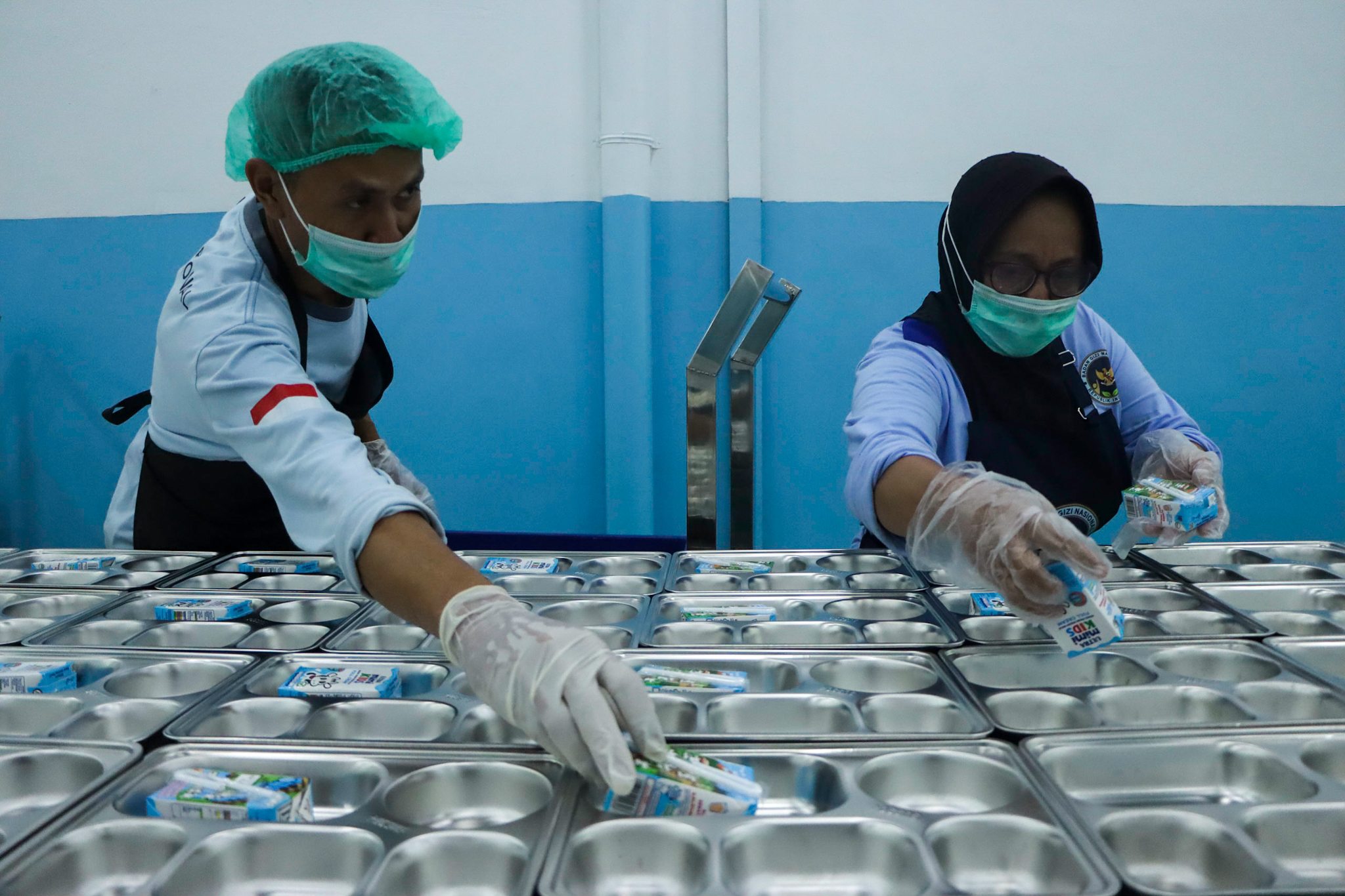 Petugas sedang mempersiapkan menu MBG di SPPG Laweyan. (M Ihsan/Radar Solo)