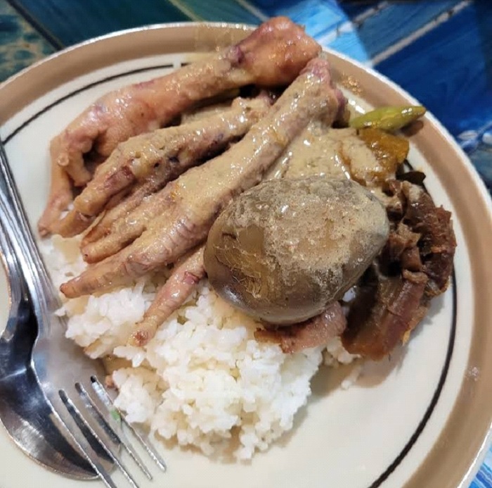 Gudeg Ceker Bu Kasno Margoyudan: Legenda Kuliner Tengah Malam Solo Sejak 1932