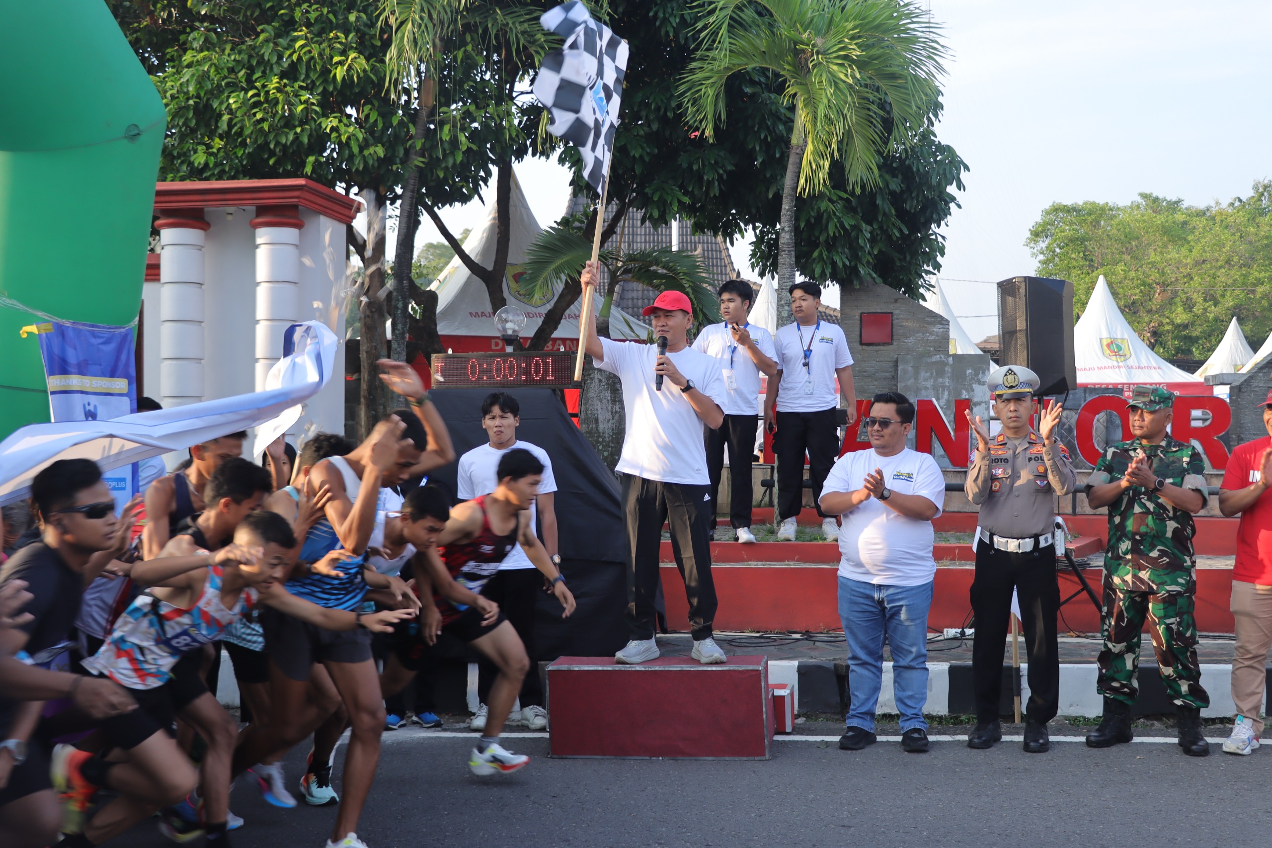 Bupati Wonogiri Setyo Sukarno mengibarkan bendera start fun run di depan rumah dinas Bupati Wonogiri, Minggu (5/10/2025).