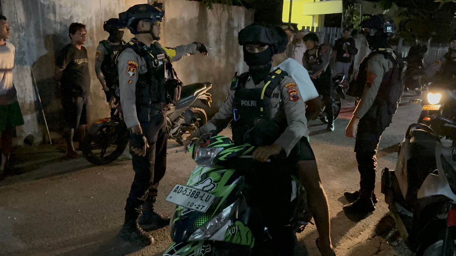 Tim Sparta Polresta Solo mengamankan, EBU, 29, warga Laweyan, Solo yang mengamuk dan merusak rumah milik S di Kelurahan Pajang, Kecamatan Laweyan, Sabtu (4/10/2025) malam.