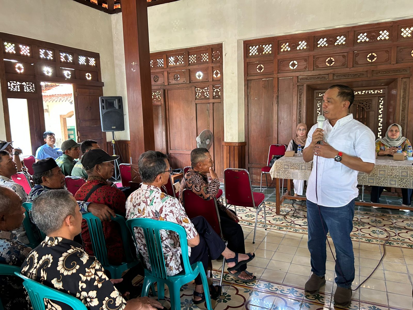 Ketua DPRD Jateng Sumanto beri paparan dalam Sosialisasi Penggunaan Pupuk Organik Cair di Desa Suruh, Kecamatan Tasikmadu, Kabupaten Karanganyar, belum lama ini.