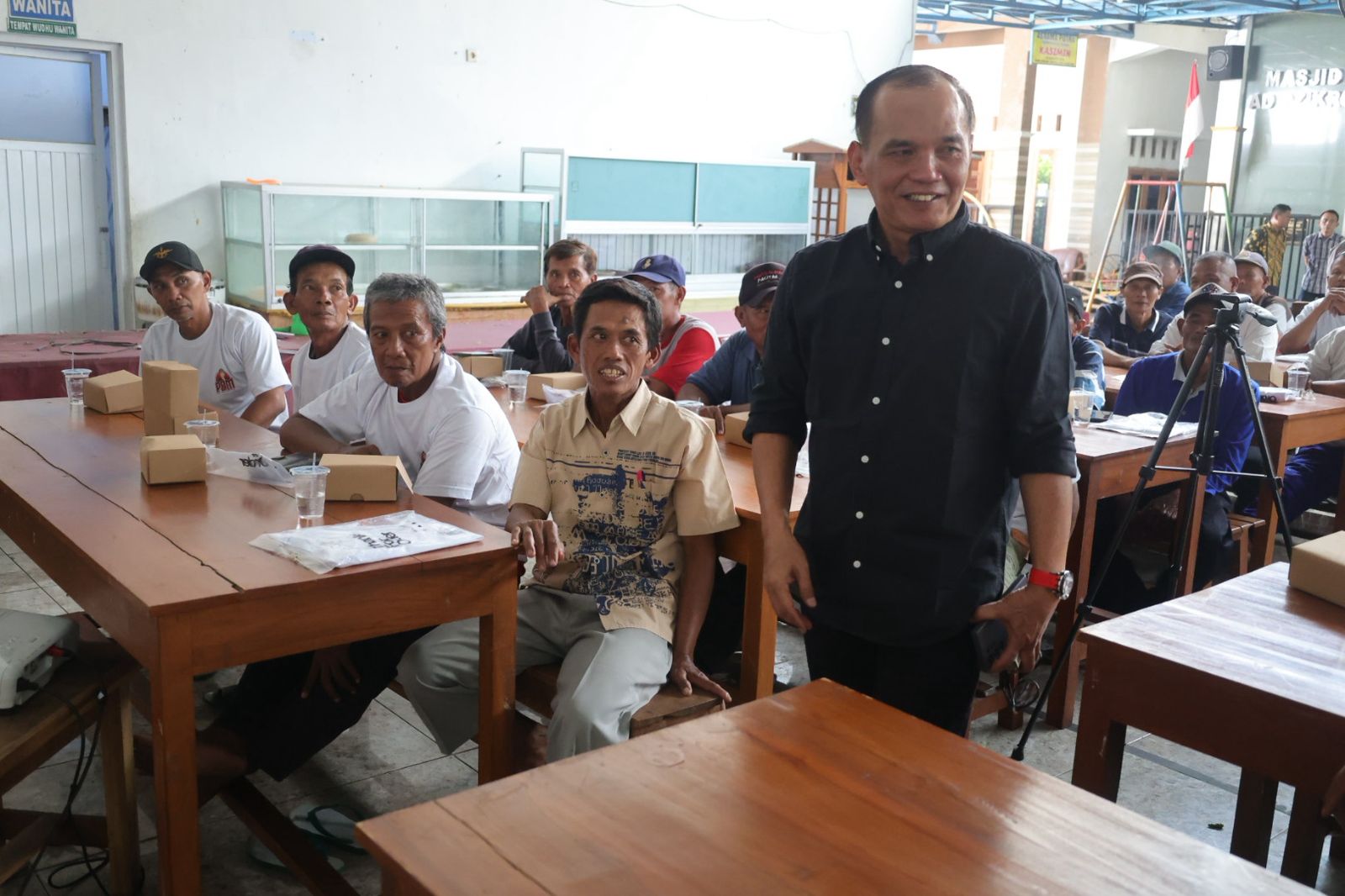 Ketua DPRD Jateng Sumanto bertemu para petani dari Gabungan Kelompok Tani (Gapoktan) Tritani Mulyo, di Desa/Kecamatan Jaten, Karanganyar, belum lama ini.