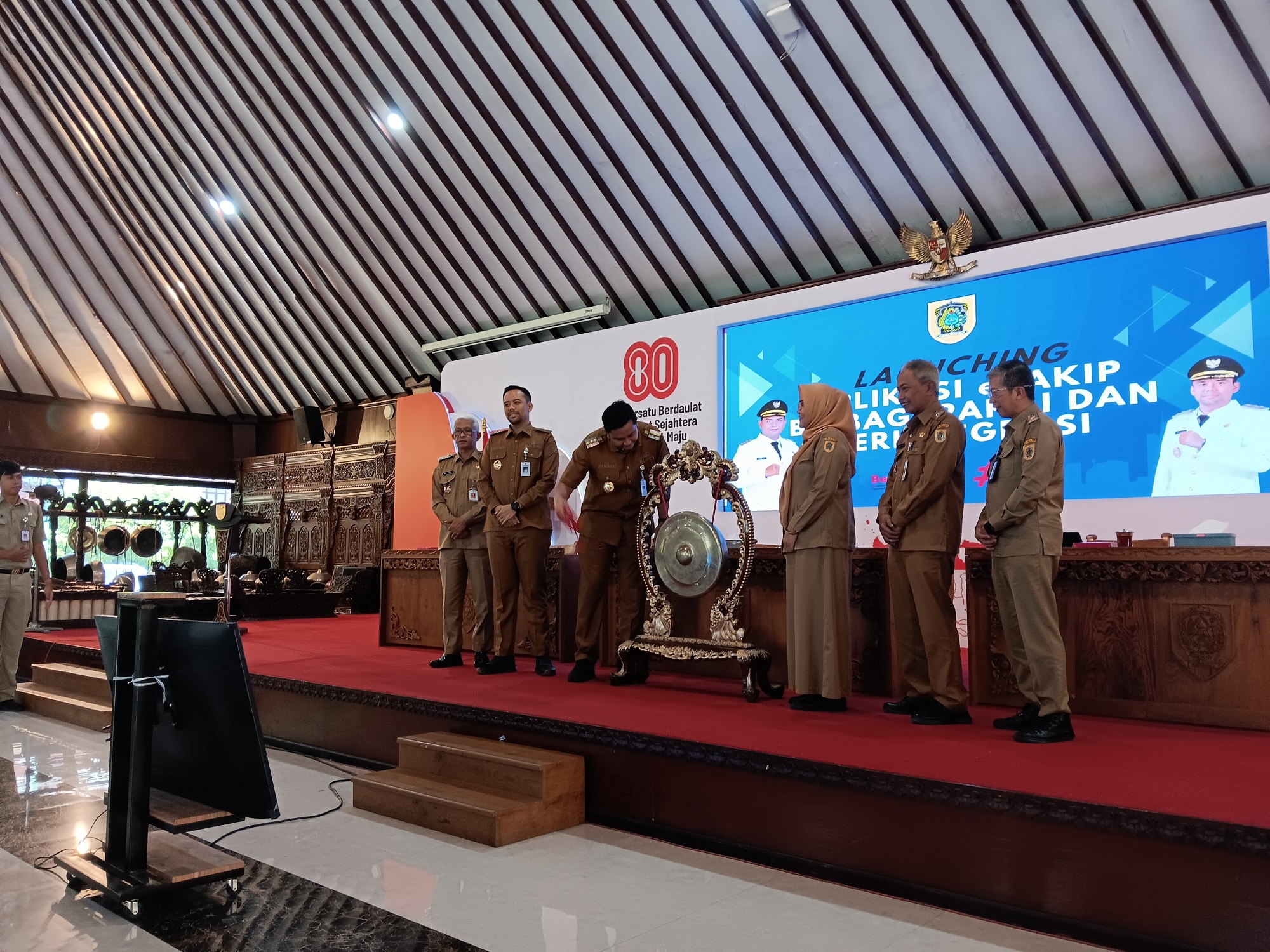 Bupati Klaten Hamenang Wajar Ismoyo meluncurkan aplikasi e-SAKIP dengan memukul gong di Pendapa Pemkab Klaten. (Angga Purenda/Radar Solo)