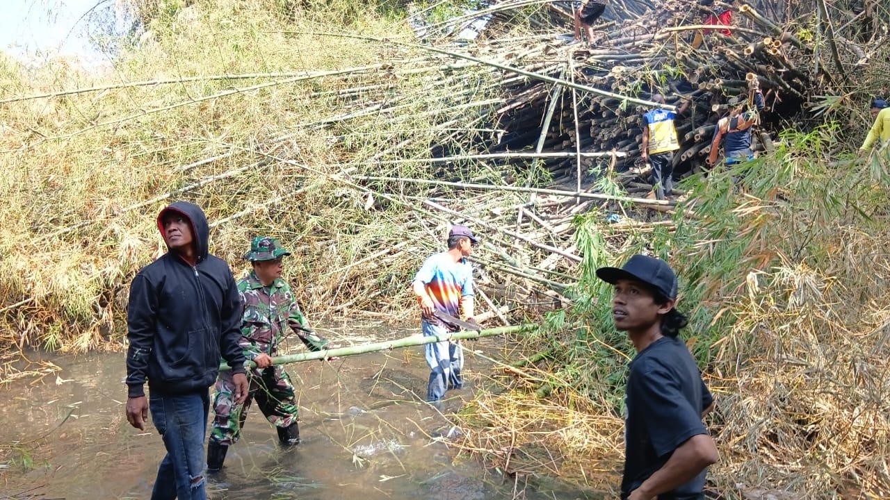 Gotong-royong membersihkan rumpun bambu yang roboh di aliran sungai Desa Ceper, Kecamatan Ceper, Klaten, Senin (6/10/2025). (Dokumentasi Kodim 0723 Klaten)