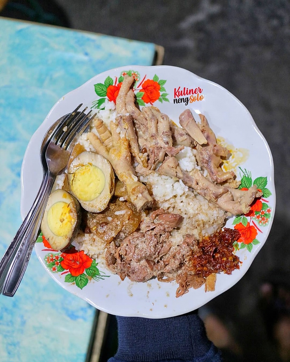 Gudeg Ceker Bu Witri Solo buka 24 jam nonstop. Cita rasa gurih khas Solo, harga terjangkau, dan selalu ramai pembeli.