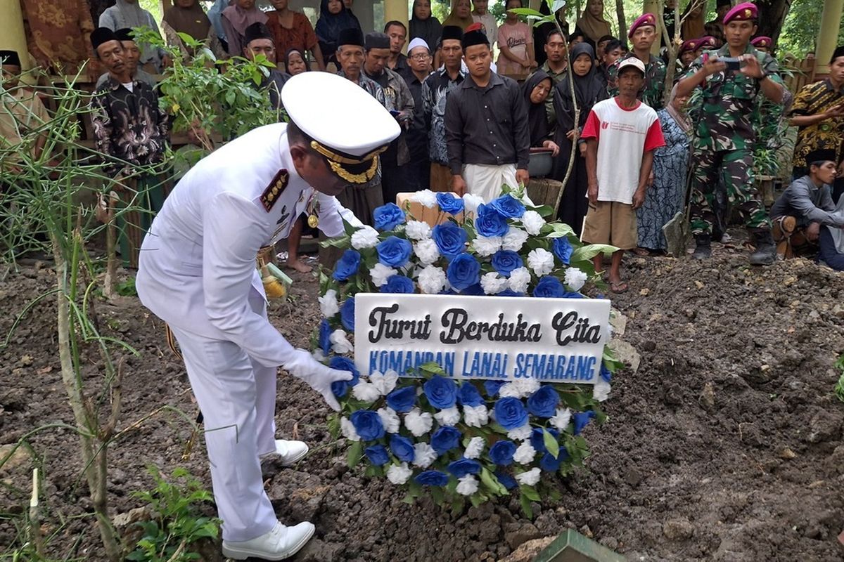 Praka Marinir Zaenal Mutaqim gugur saat terjun payung latihan HUT TNI ke-80, meninggalkan istri hamil tujuh bulan.