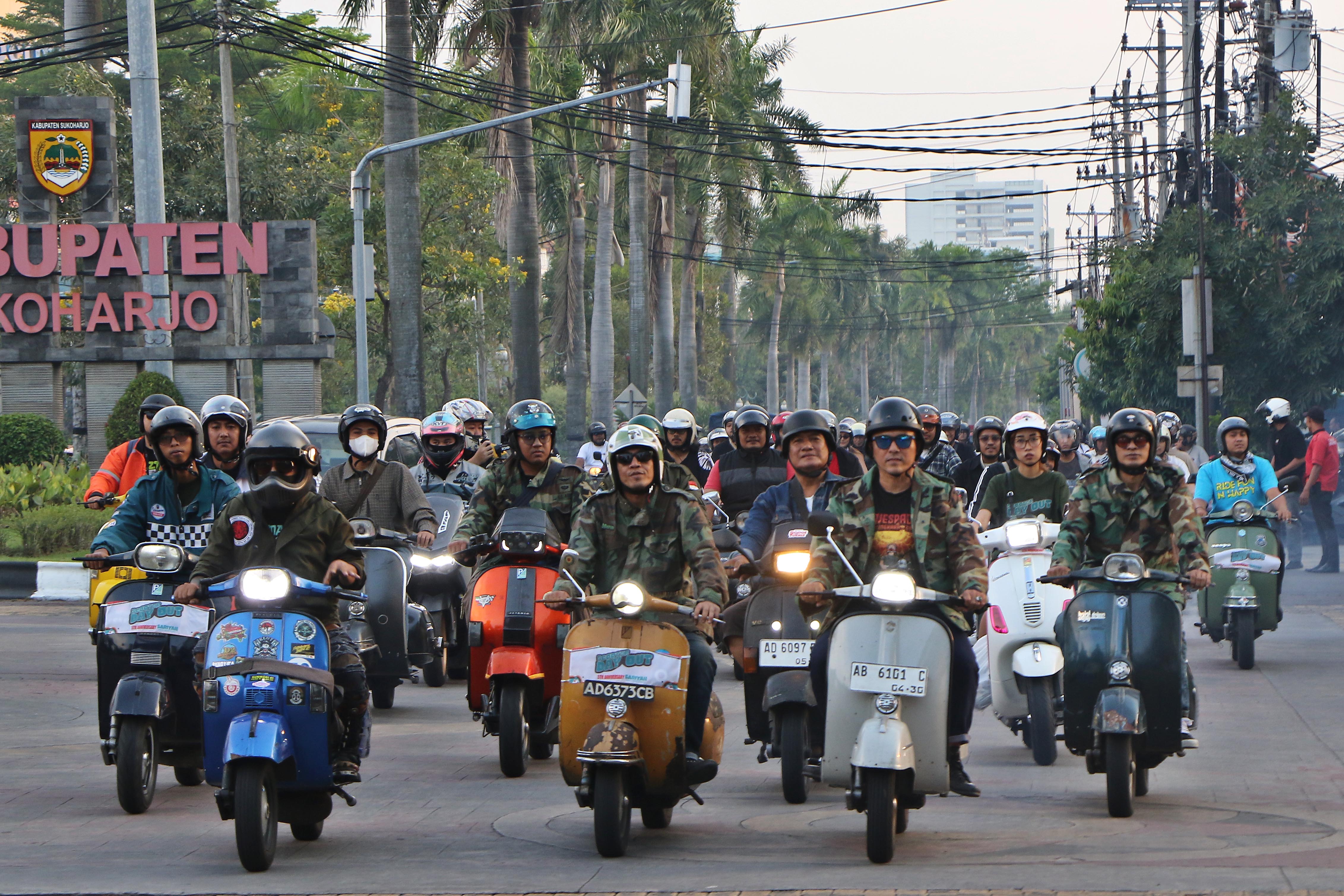 SAFETY RIDING: Ratusan scooteris melaju di Jalan Ir Soekarno, kawasan Solo Baru, Grogol, Sukoharjo menuju Koridor Gatot Subroto Solo dalam rangka Scooter Day Out, Jumat (3/10).