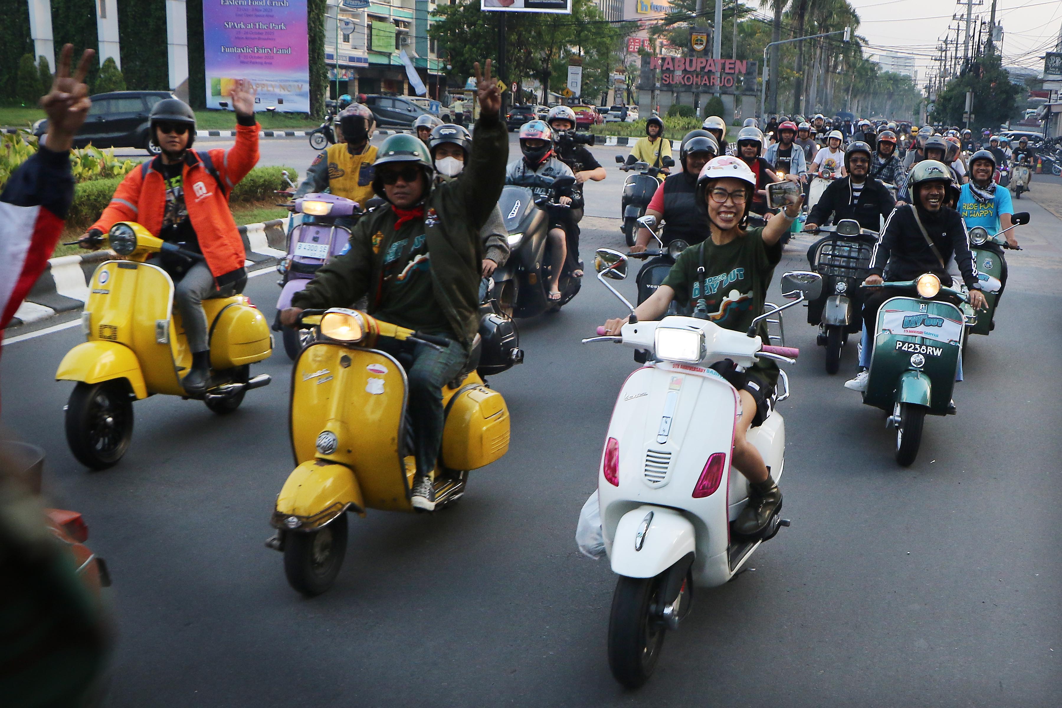 SAFETY RIDING: Ratusan scooteris melaju di Jalan Ir Soekarno, kawasan Solo Baru, Grogol, Sukoharjo menuju Koridor Gatot Subroto Solo dalam rangka Scooter Day Out, Jumat (3/10).