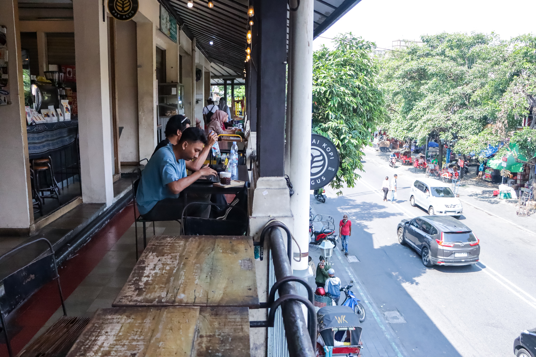 VIEW MENARIK: Salah satu kedai kopi yang dibuka di lantai atas Pasar Gede Kota Solo. Pemkot wacanakan ada pengembangan pemanfaatan di pasar tradisional.