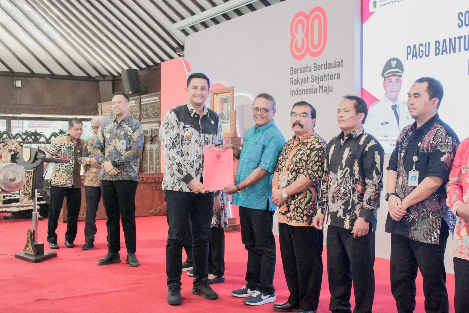 Bupati dan Wabup Klaten saat menyerahkan pagu anggaran BKK ke perwakilan pemerintah desa di Pendapa Pemkab Klaten. (Dokumentasi Prokopim Setda Klaten)