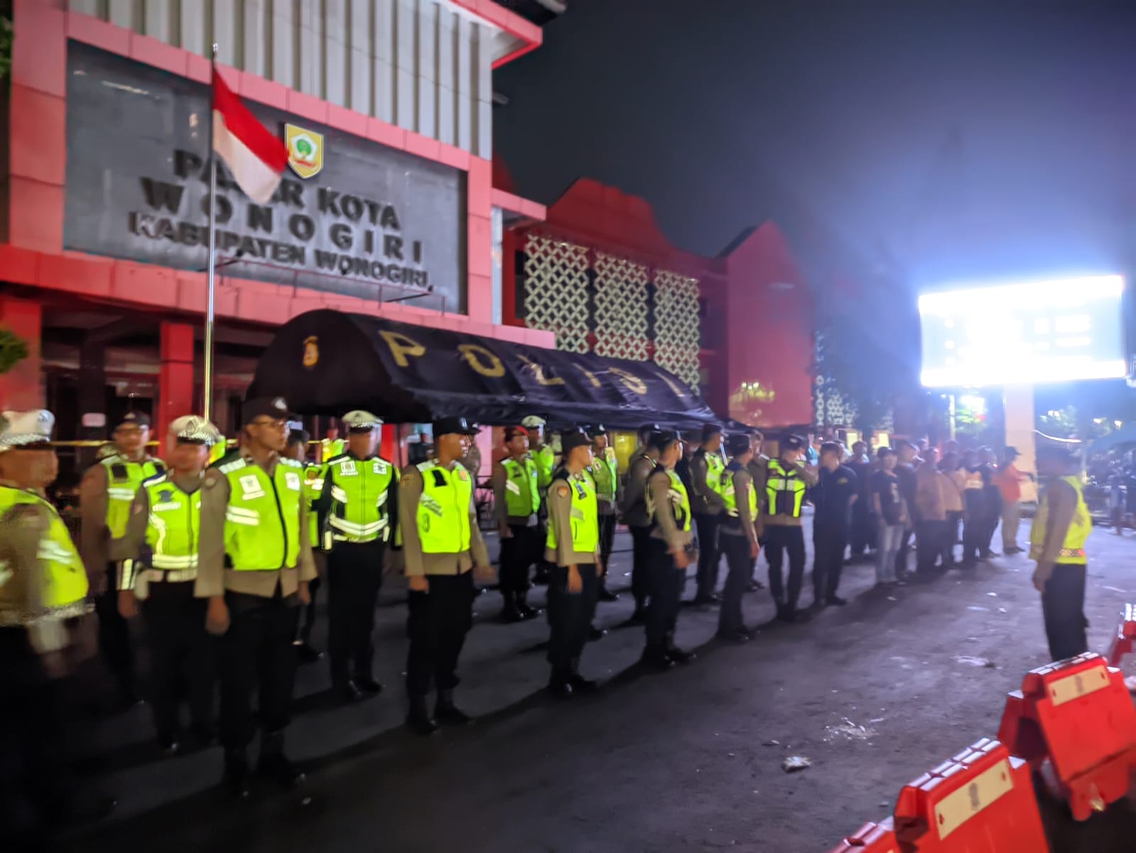 Anggota Polres Wonogiri disiagakan untuk menjaga kawasan Pasar Kota Wonogiri pasca kebakaran, Senin (6/10/2025)