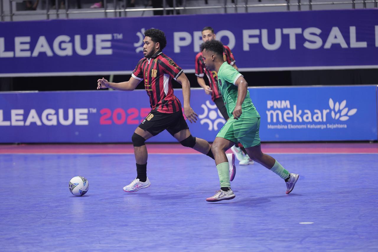 Pertandingan Blacksteel FC Papua melawan Nanzaby FC di GOR Indoor Manahan (5/10/2025)