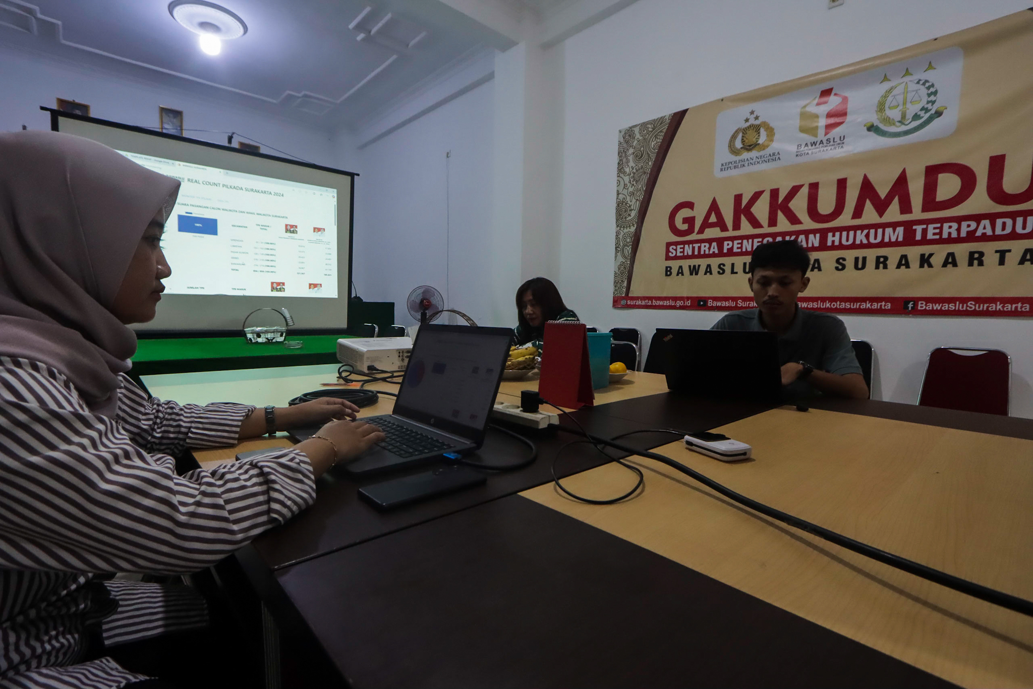 Pengamatan hasil real count di Kantor Bawaslu Surakarta saat Pemilu 2024. (DOK.RADAR SOLO)