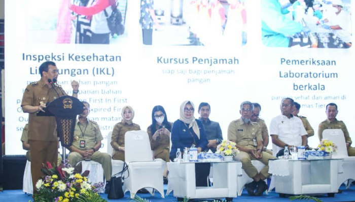 Gubernur Jateng Ahmad Luthfi saat Rakor MBG dan Satuan Pelayanan Pemenuhan Gizi (SPPG) di GOR Jatidiri Semarang, Senin (6/10/2025).