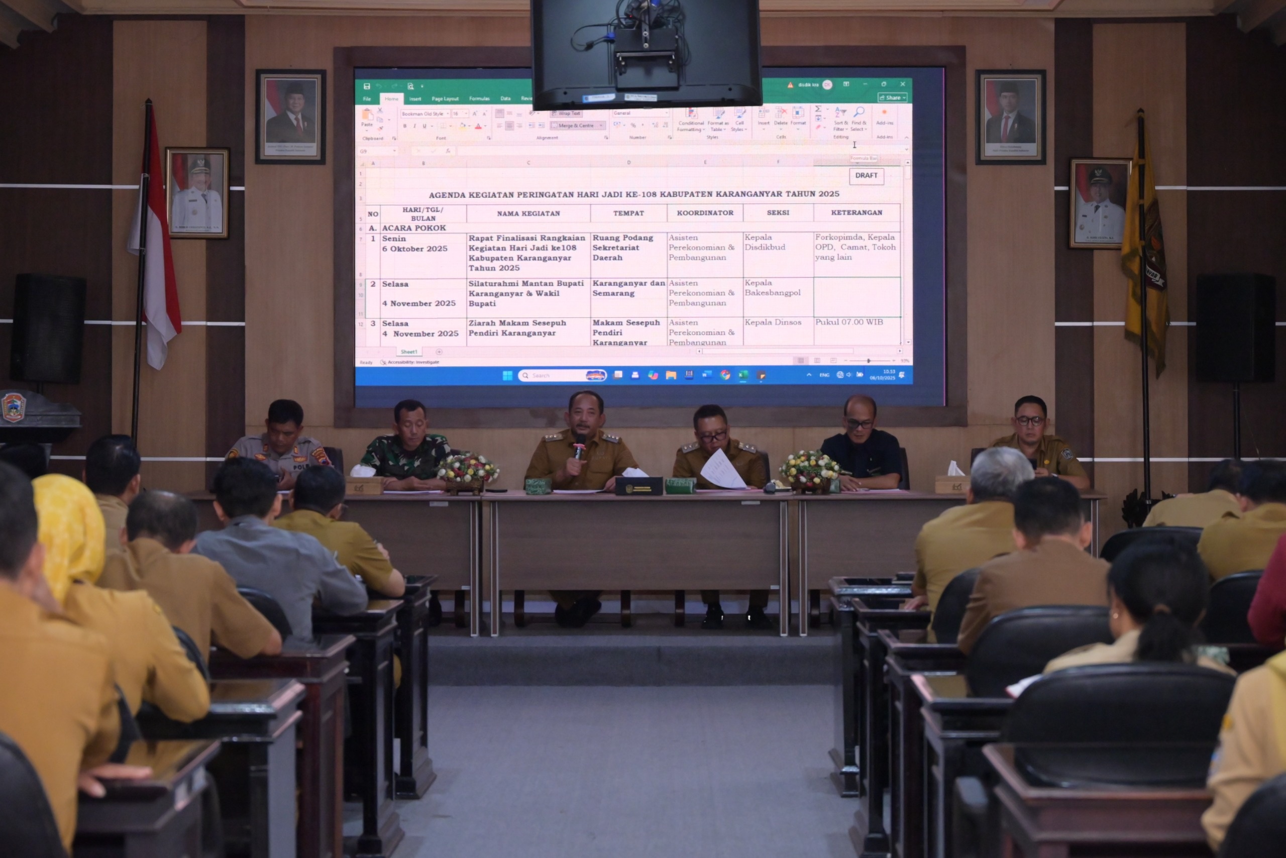 Bupati Karanganyar Rober Christanto pimpin rakor peringatan Hari Jadi Ke-108 Kabupaten Karanganyar, Senin (6/10/2025). (Rudi Hartono/Radar Solo)