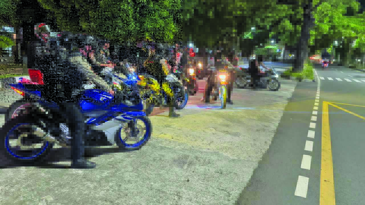 TEGAS: Penertiban motor dengan knalpot brong di simpang tiga RS Panti Waluyo, Laweyan, Solo, Minggu (5/10).