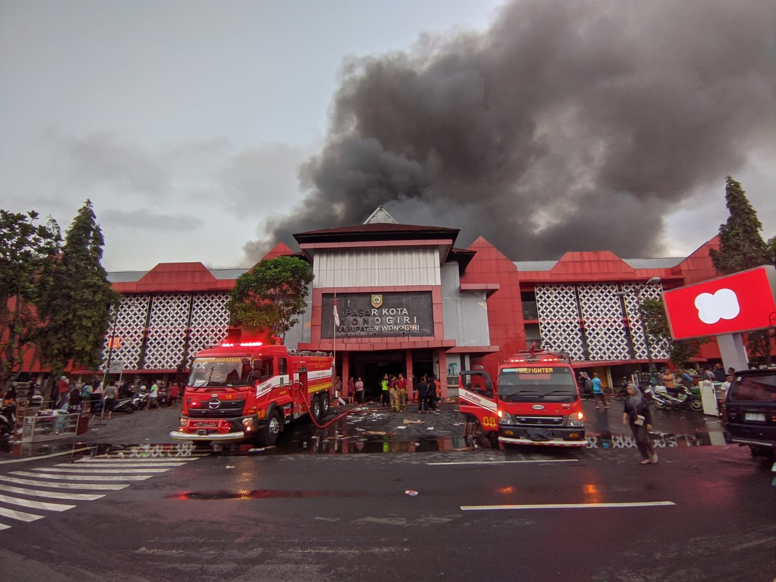 Petugas damkar terjatuh dari mobil saat menuju lokasi kebakaran Pasar Wonogiri. Beruntung hanya alami luka ringan.