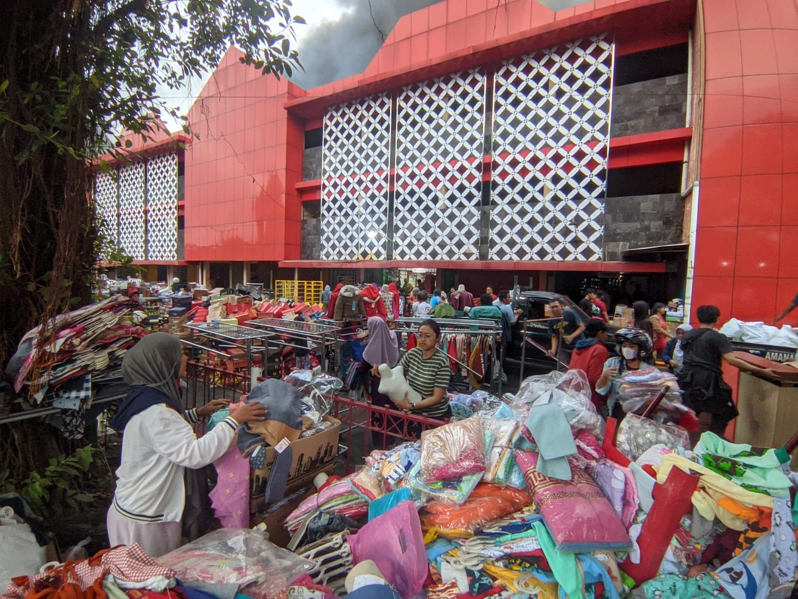 Pemkab Wonogiri tetapkan status kedaruratan usai kebakaran Pasar Wonogiri yang berdampak pada 1.301 pedagang.