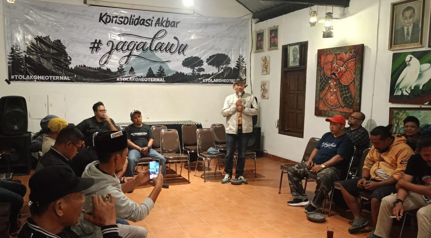Aktivis peduli lingkungan yang tergabung dalam Komunitas Jagalawu berdiskusi membahas upaya penolakan rencana pengembangan geothermal di Gunung Lawu, Minggu (5/10/2025). (Rudi Hartono/Radar Solo)