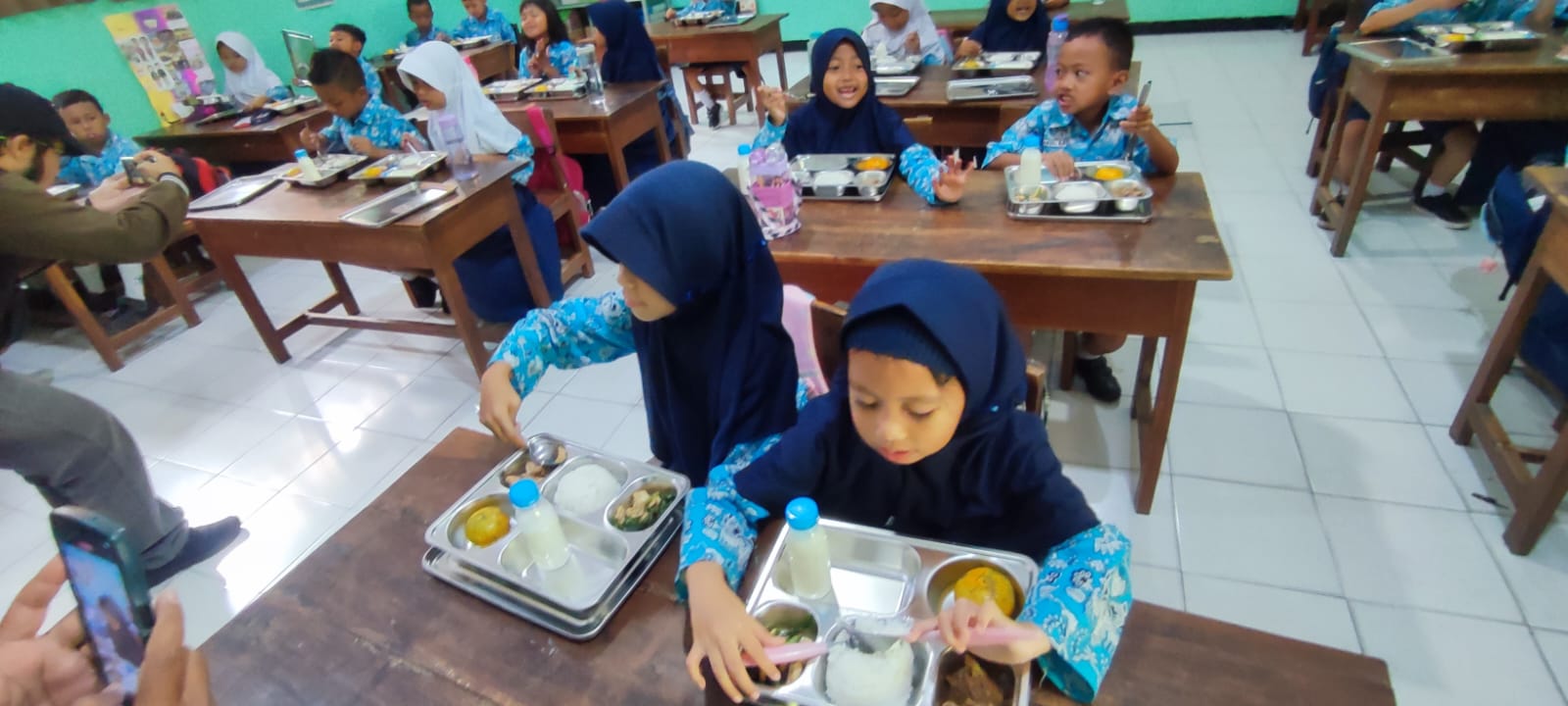 Siswa salah satu SD di Kabupaten Sragen menyantap menu makan bergizi gratis (MBG). (Ahmad Khairudin/Radar Solo)