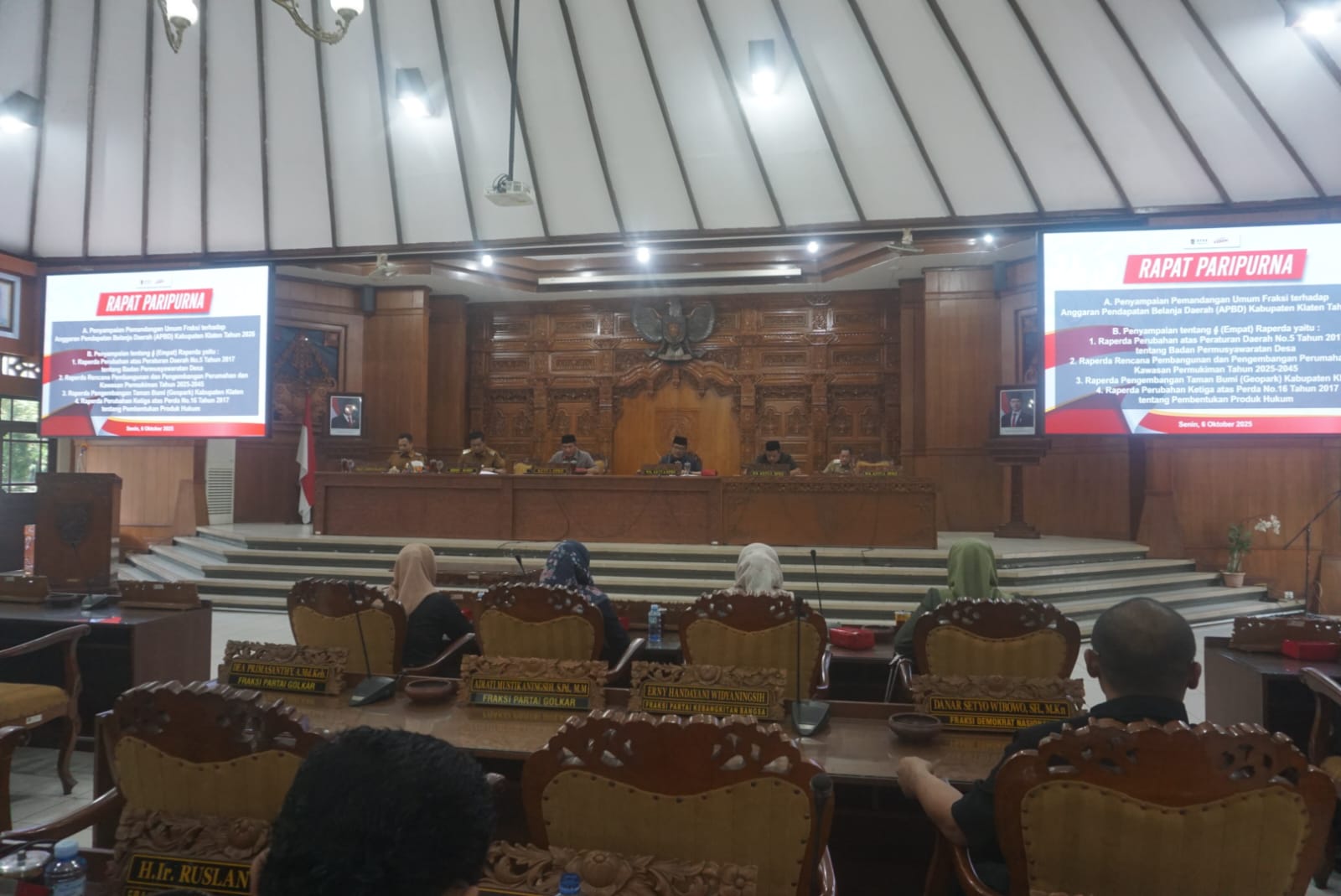Pelaksanaan rapat paripurna dengan agenda penyampaian tentang empat raperda di Gedung Paripurna DPRD Klaten
