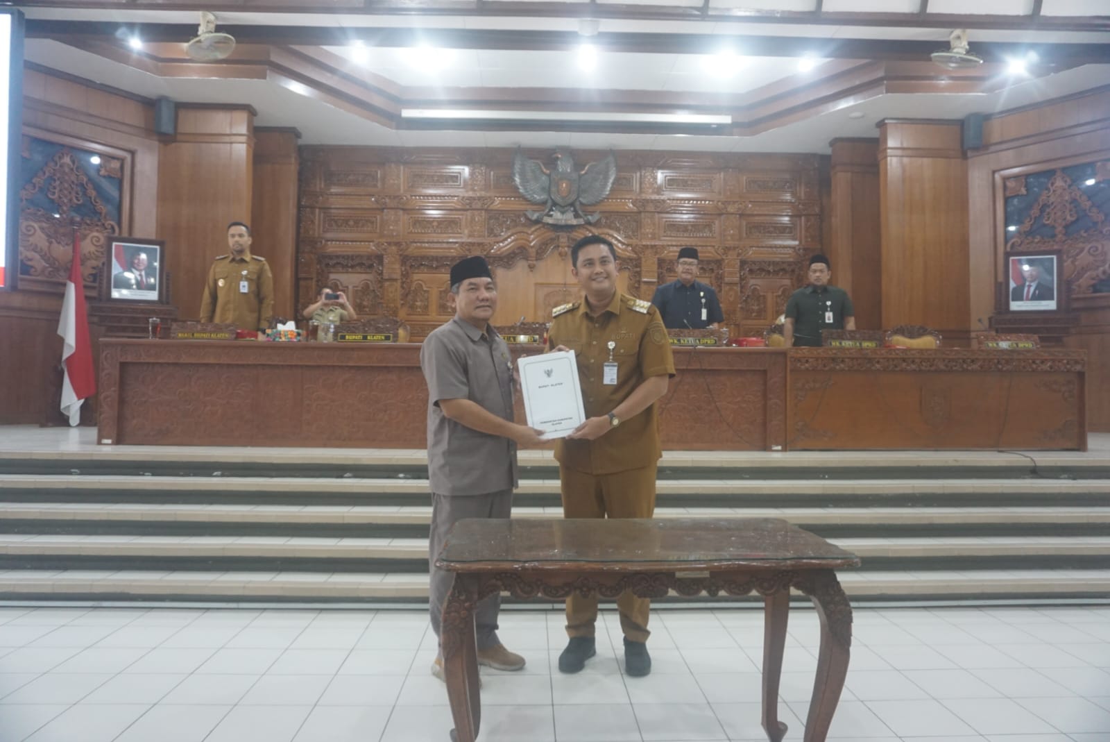 Bupati Klaten Hamenang Wajar Ismoyo menyerahkan dokumen draf empat raperda kepada Wakil Ketua DPRD Klaten Bahtiar Joko Widagdo.