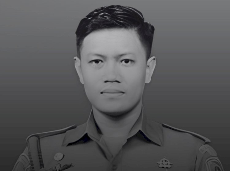 Praka Zaenal, prajurit Marinir Den Ipam 1, gugur saat latihan terjun payung jelang HUT TNI ke-80 di Teluk Jakarta.