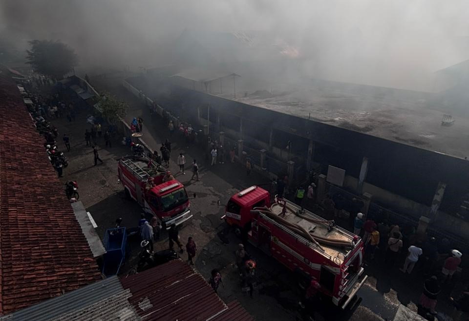 Armada Damkar Se-Solo Raya dikerahkan untuk padamkan kebakaran di Pasar Kota Wonogiri, Senin (6/10/2025).