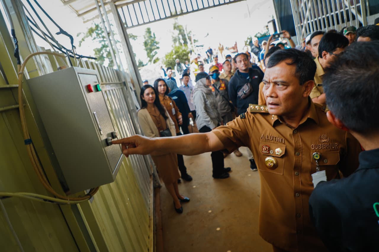 Gubernur Jateng Ahmad Luthfi resmikan Tempat Pengolahan Sampah Terpadu dan Terintegrasi (TPSTT) &ldquo;Bumi Hijau&rdquo; di Desa Tersono, Kecamatan Tersono, Kabupaten Batang, Senin (6/10/2025).