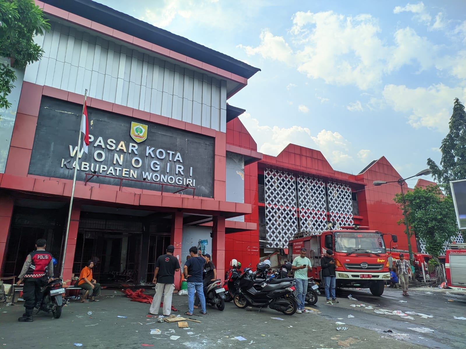 Damkar memastikan api yang membakar Pasar Kota Wonogiri telah sepenuhnya padam setelah sekitar 12 jam dilakukan pemadaman dan pendinginan, Senin (6/10/2025).