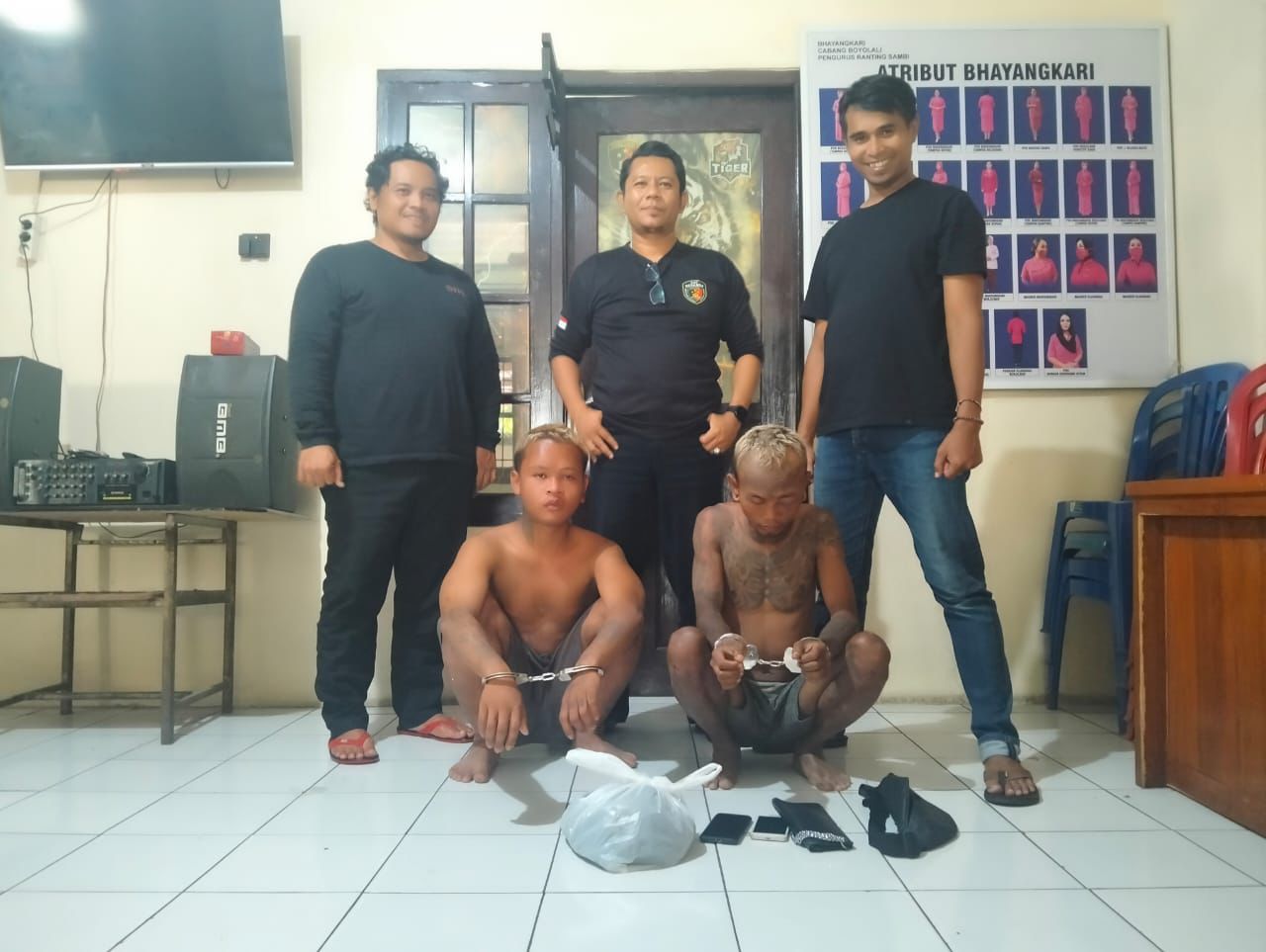 Dua pelaku pencurian di Desa Senden, Kecamatan Sambi, Boyolali diamankan di Mapolsek Sambi.