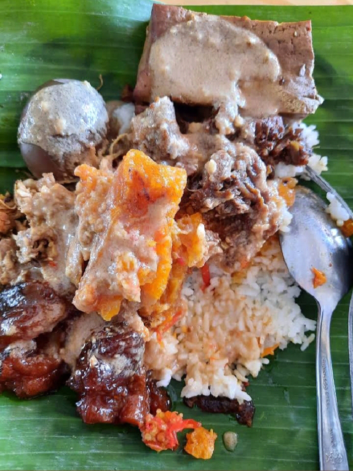 Gudeg dan brongkos gurih khas RM. Priyayi Kartasura jadi kuliner legendaris Solo dengan cita rasa premium dan harga bersahabat.