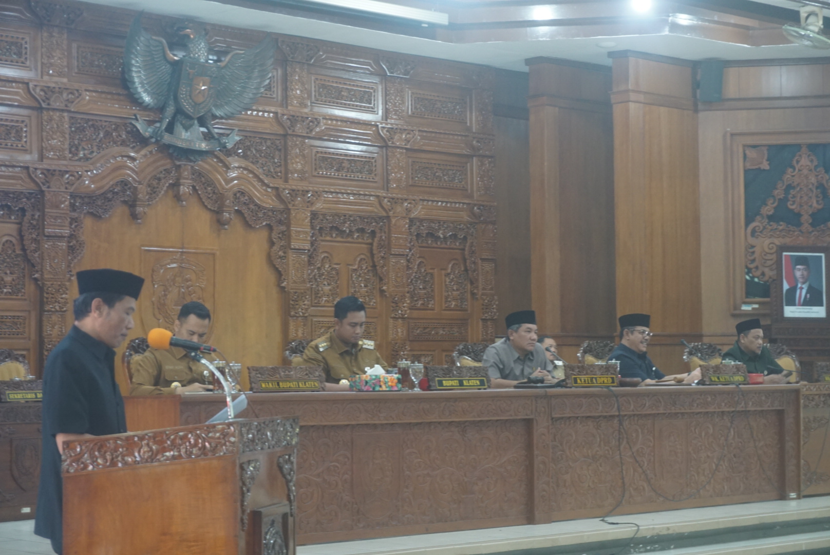 Sejumlah fraksi DPRD Klaten saat menyampaikan pandangan umum terkait RAPBD 2026. (Angga Purenda/Radar Solo)