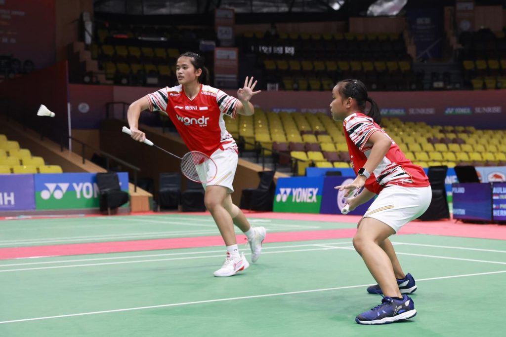 DUTA BANGSA: Yasintha Ristyna Rutri dan Salsabila Zahra Aulia saat terjun di ajang BWF World Junior Championships 2025 di India.