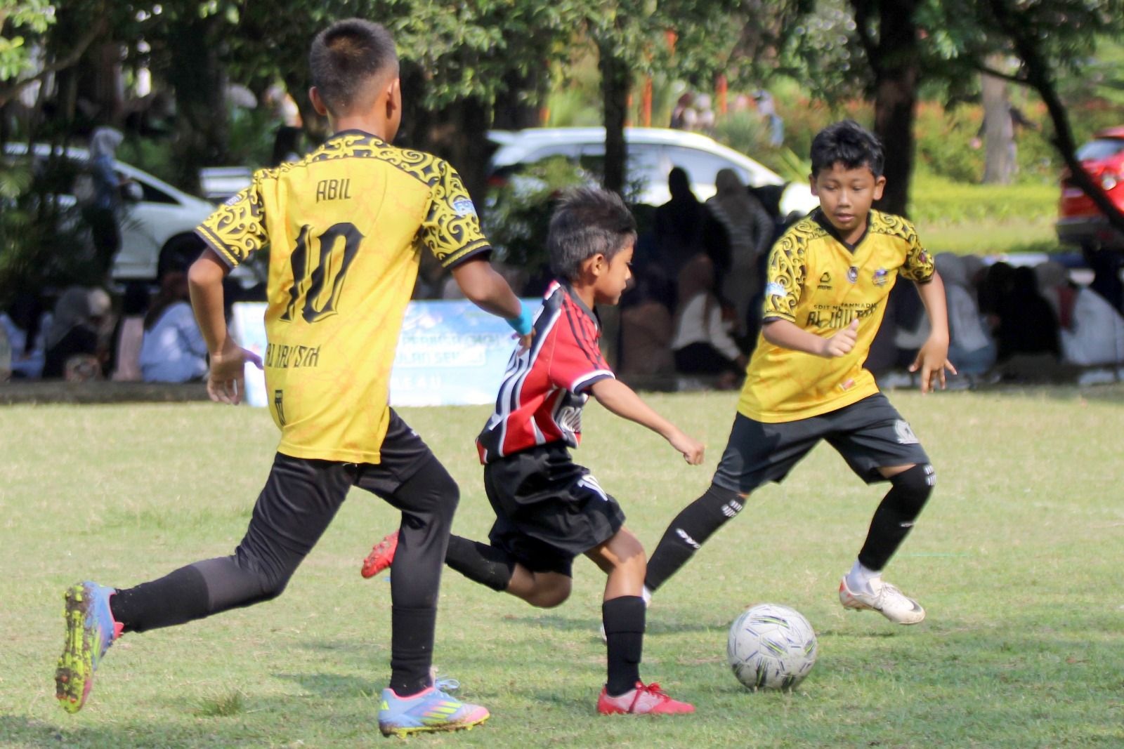 SERU: Pertandingan Turnamen Sepak Bola Mini RSGM Soelastri UMS tingkat SD putra di Lapangan Kampus 2 UMS.
