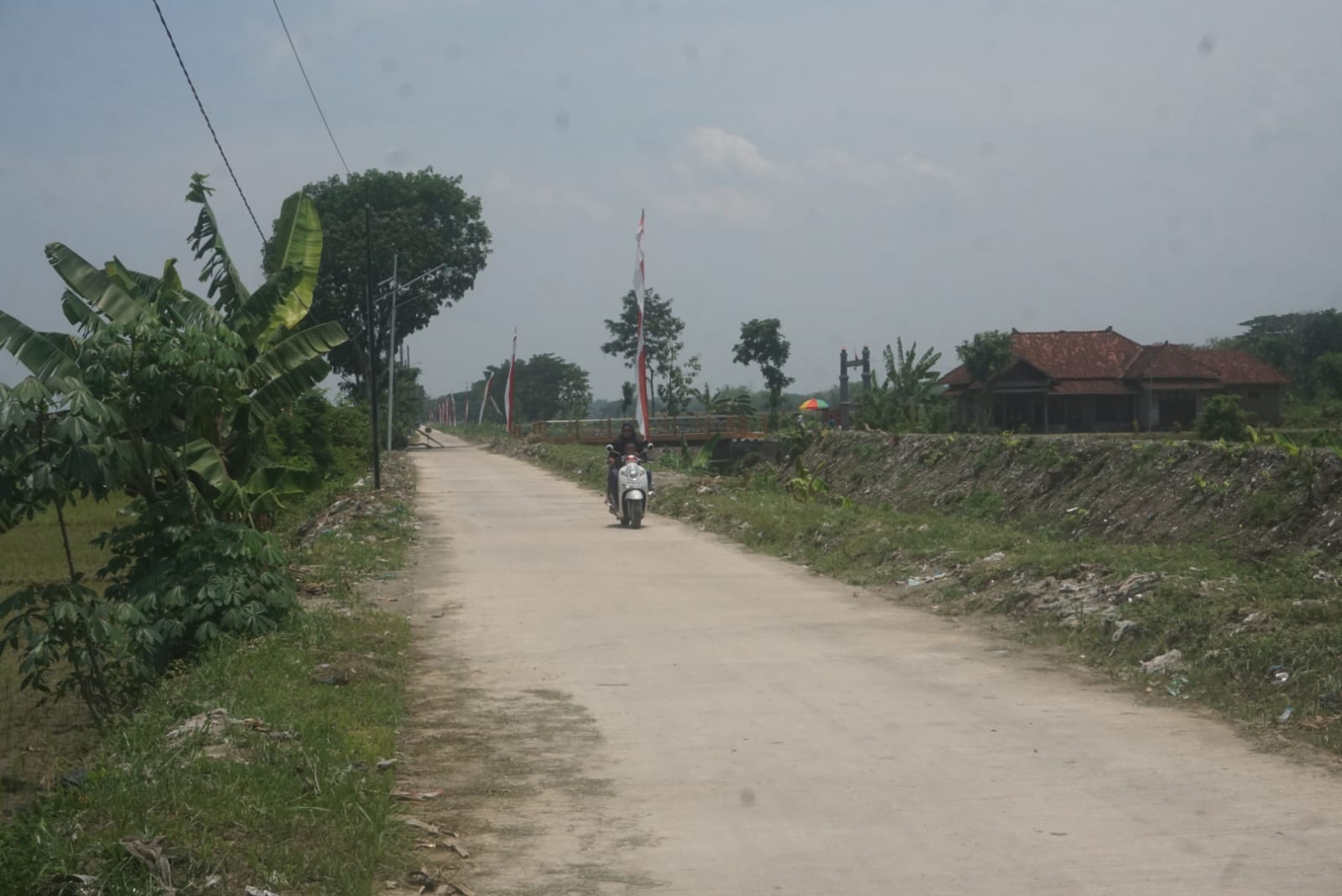 Jalan Poros Desa Gombang-Pogung-Bogor, Kecamatan Cawas seusai dilakukan betonisasi jalan. (Angga Purenda/Radar Solo)