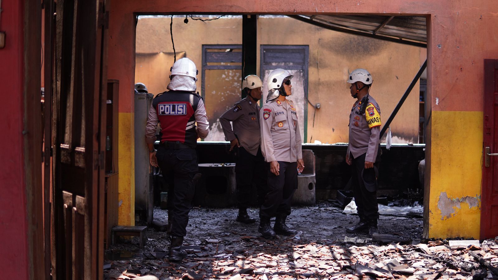 Penanganan kebakaran terhadap ruko di Desa Troketon, Kecamatan Pedan, Klaten. (Dokumentasi Polres Klaten)