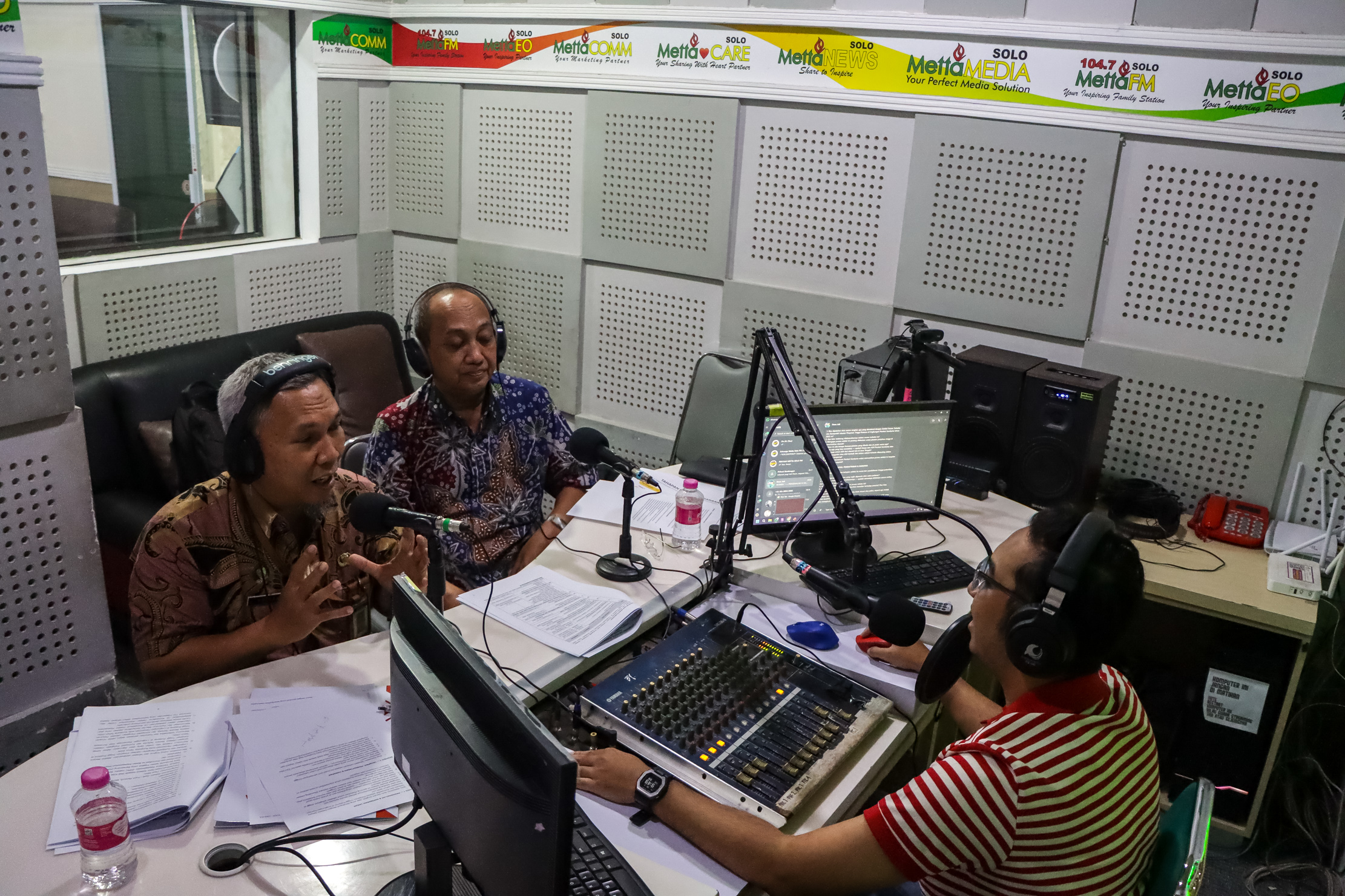 SOSIALISASI: Kabid Mutasi dan Promosi BKPSDM Kota Surakarta Yulian Andri (kiri) dan Panitia Seleksi JPT Pratama, Budi Yulistianto jadi narasumber di salah satu radio di Kota Solo.