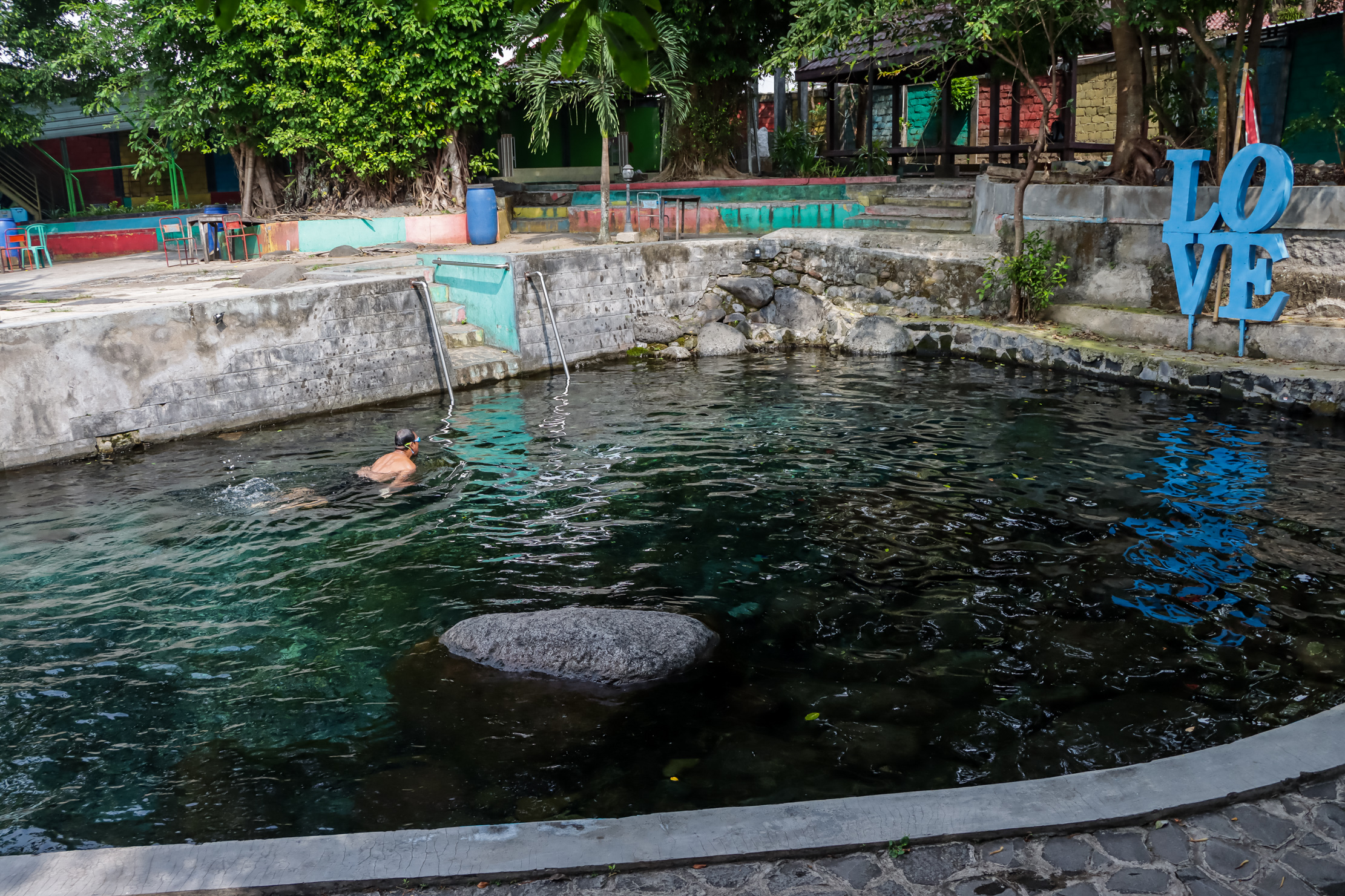 wisatawan sedang berenang di Umbul Susuhan, Desa Manjungan, Kecamatan Ngawen, Klaten. (M.Ihsan/Radar Solo)
