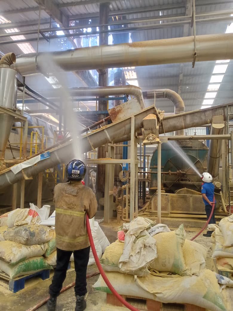 Damkar Wonogiri padamkan api di area PT Arena Agro Andalan,  Kecamatan Ngadirojo Selasa (7/10/2025) siang.