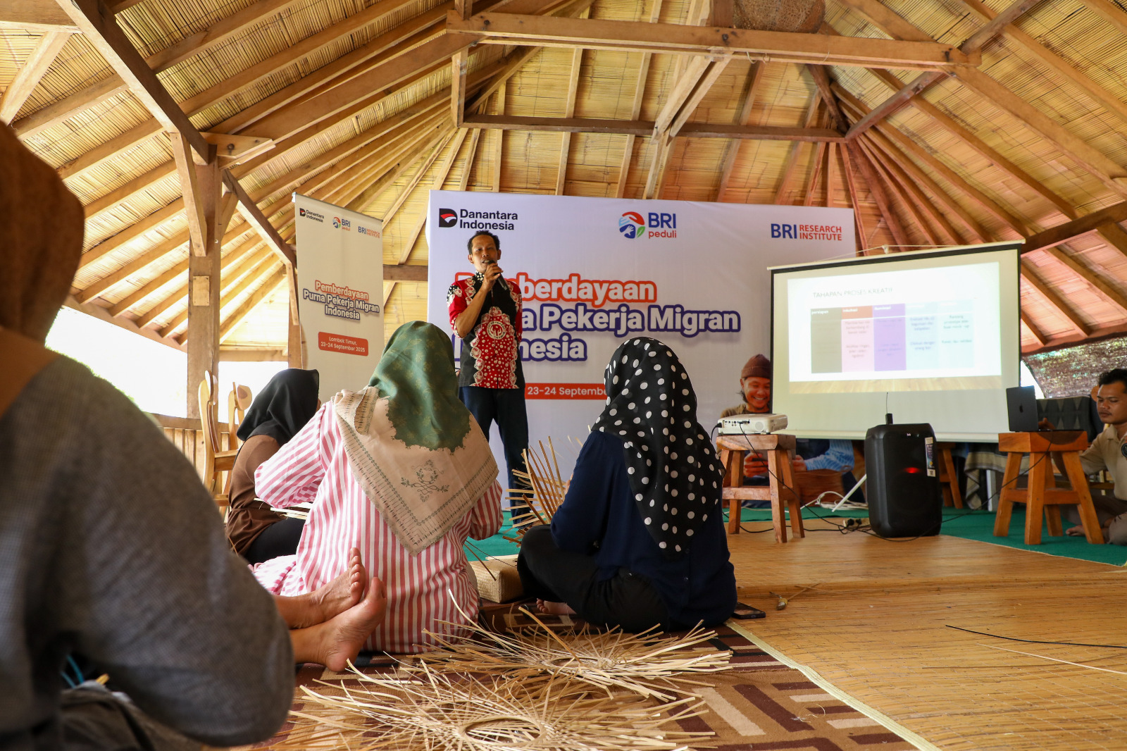 BRI Peduli Berdayakan Eks Pekerja Migran di Lombok, Angkat Potensi Anyaman Bambu Loyok ke Pasar Global